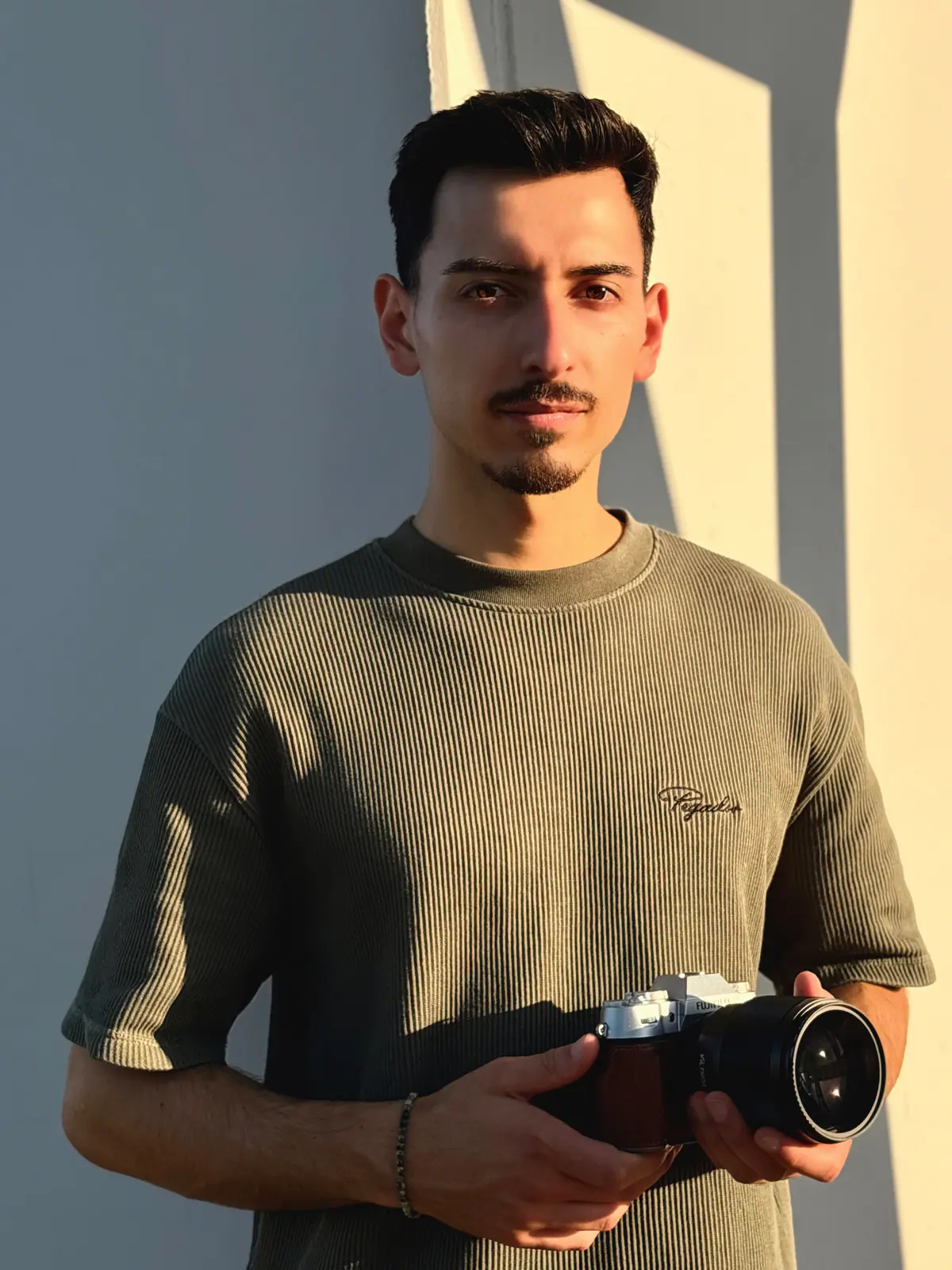 Nico Quaranta im Halbschatten, Portrait in warmem Licht